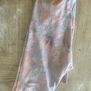 Alo yoga leggings worn twice.No counter offers